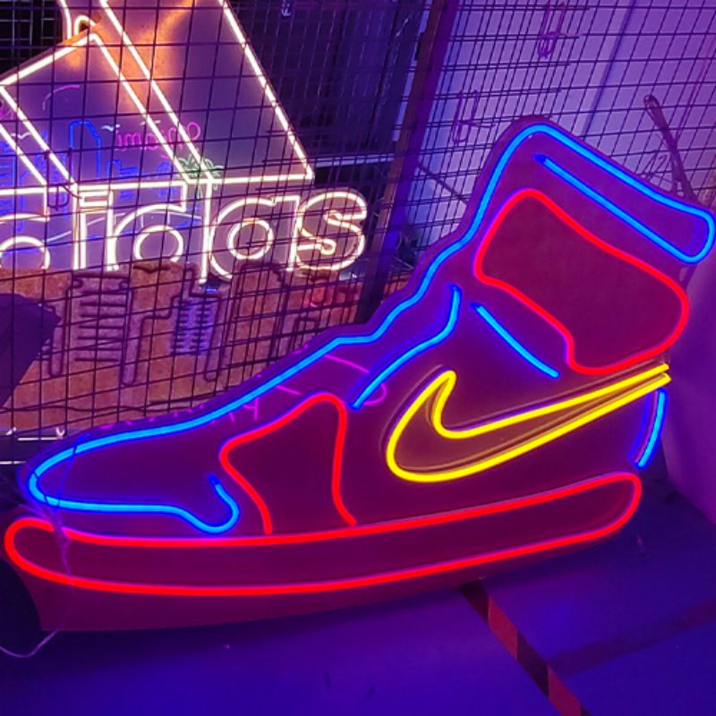 Nike schoenen neonreclames muur dec2